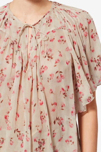 Neslya kortemouwen blouse van bedrukte mousseline