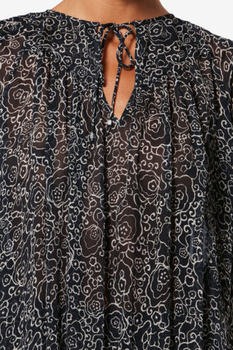 Neslya kortemouwen blouse van bedrukte mousseline